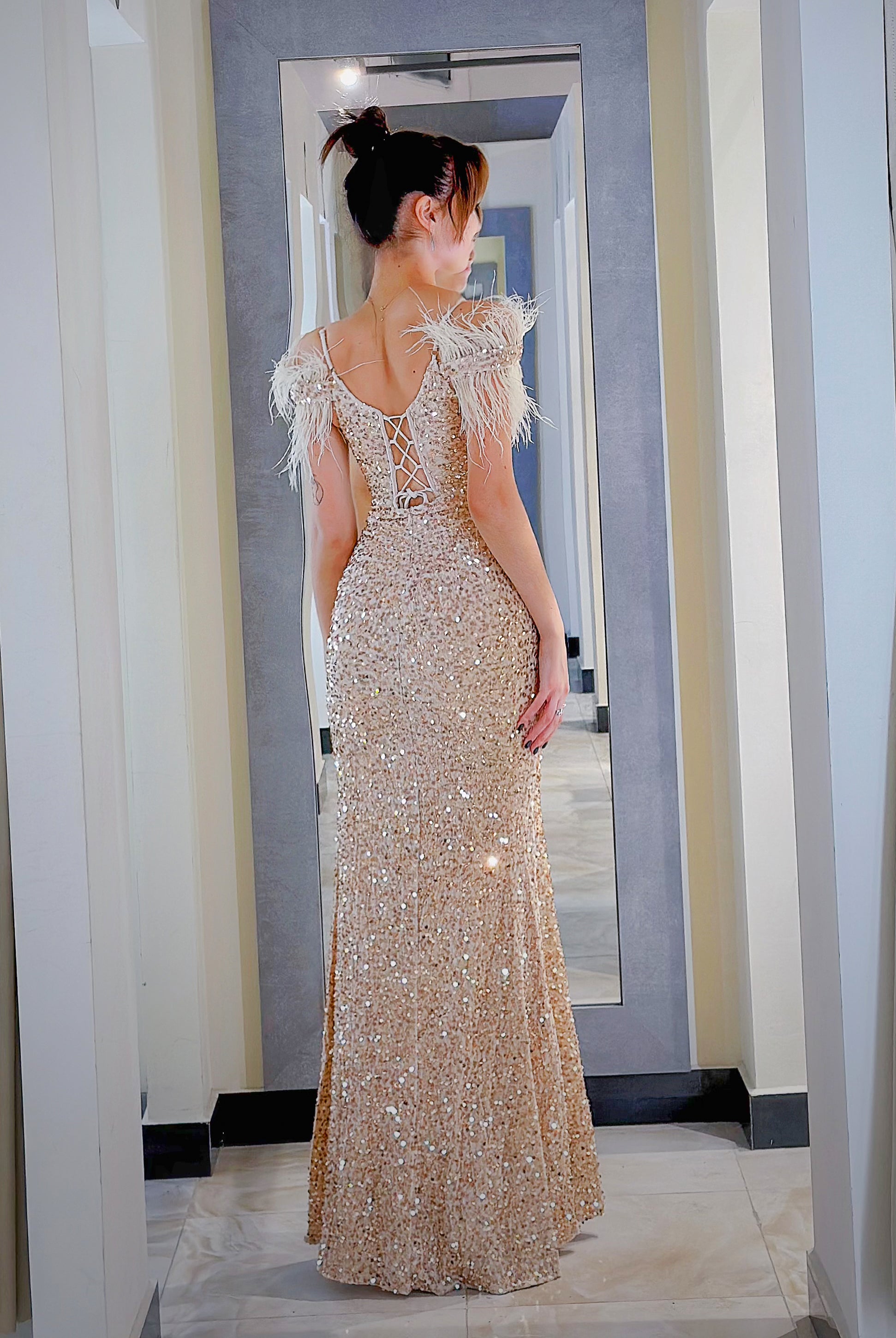 Abito lungo da sera con scollo a V e paillettes