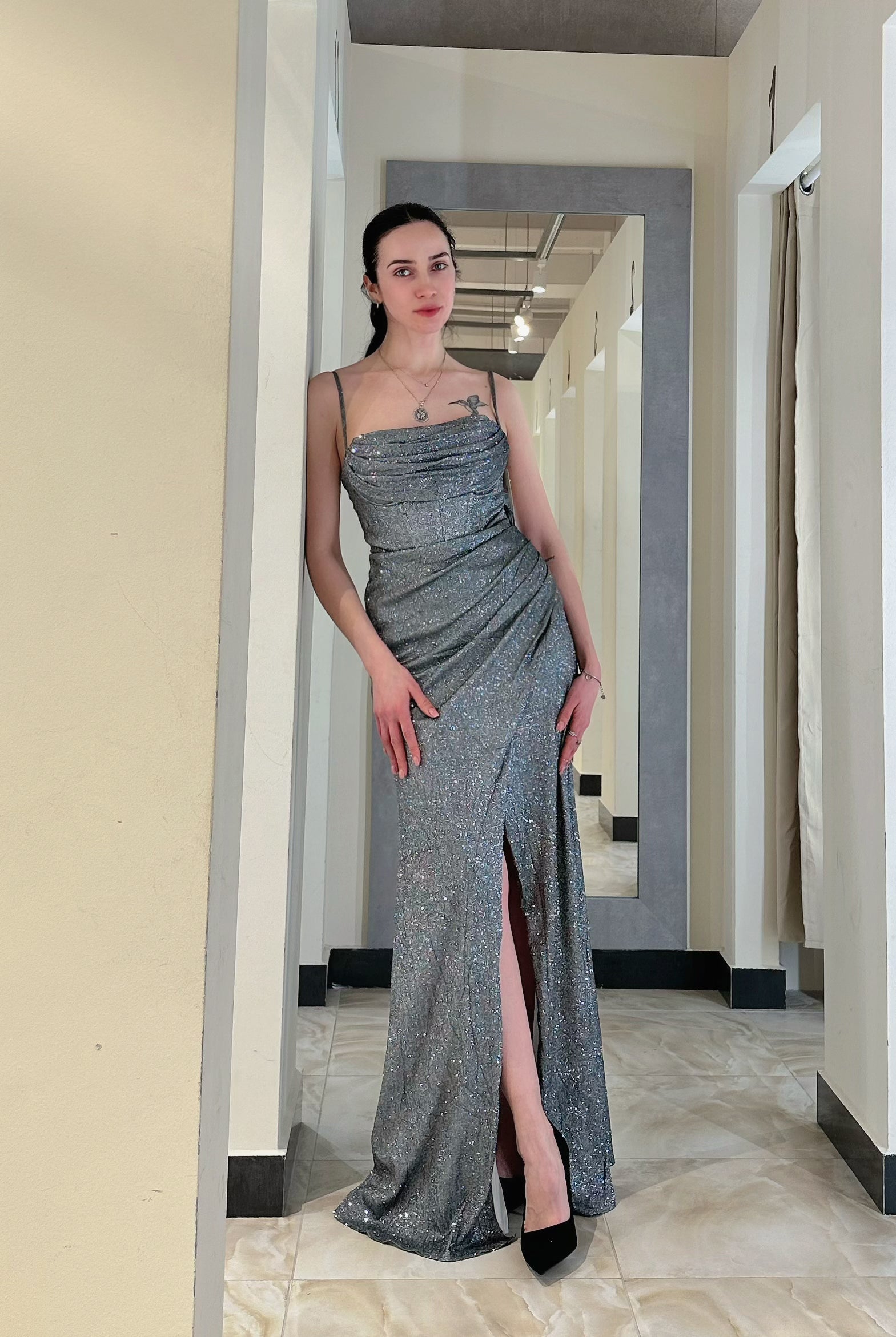 Abito lungo e scintillante da cerimonia con sottili spalline