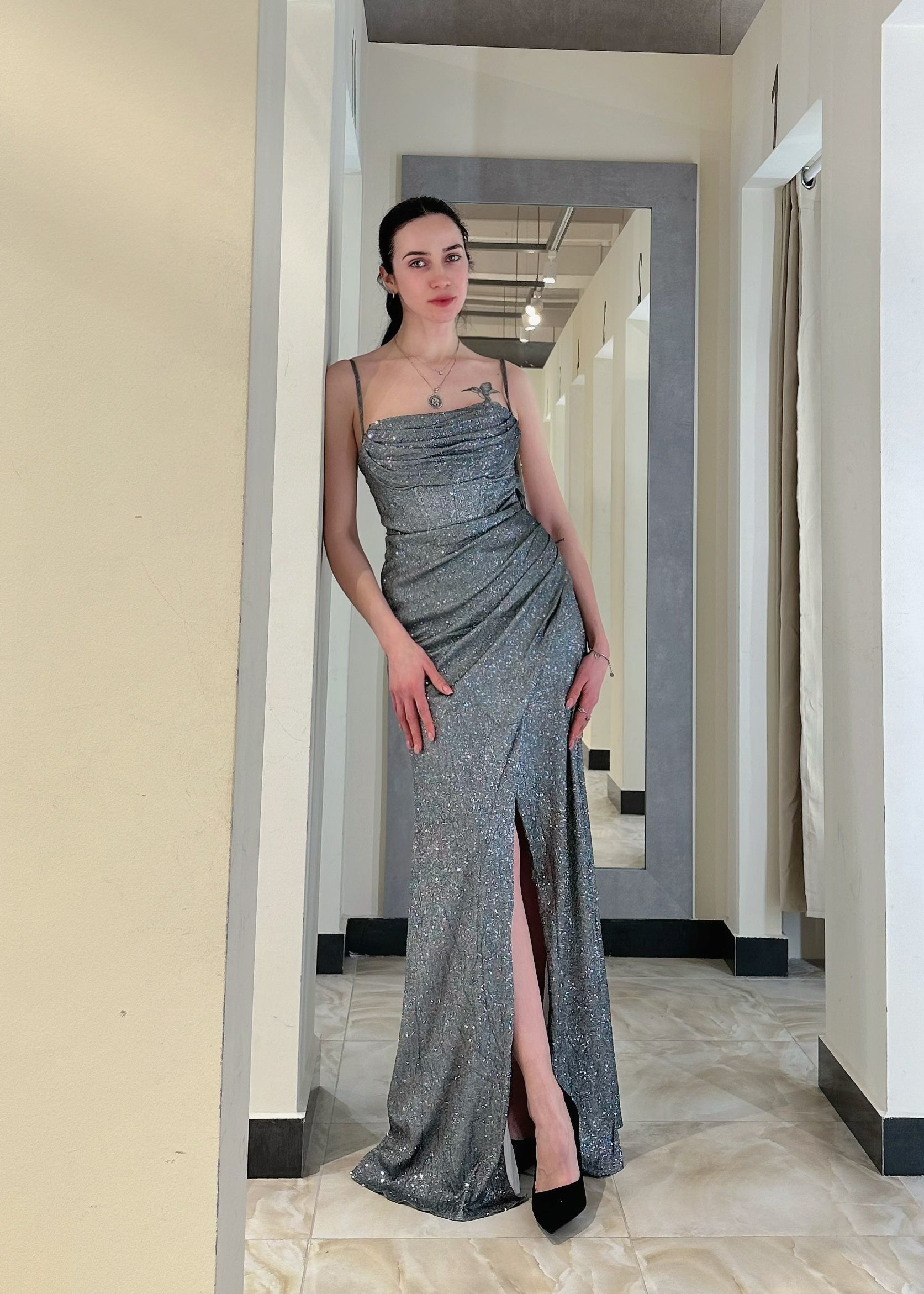 Abito lungo e scintillante da cerimonia con sottili spalline