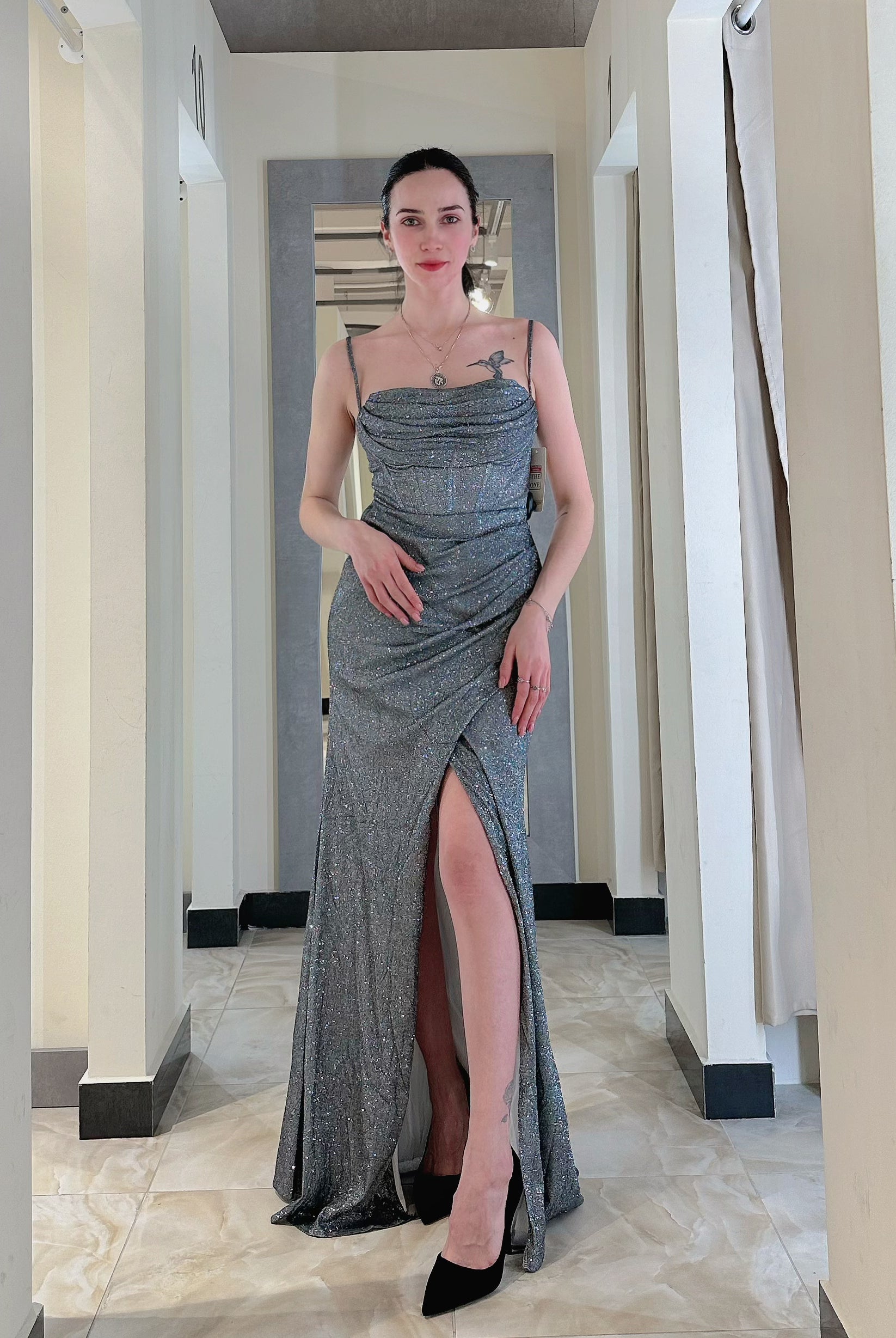 Abito lungo e scintillante da cerimonia con sottili spalline