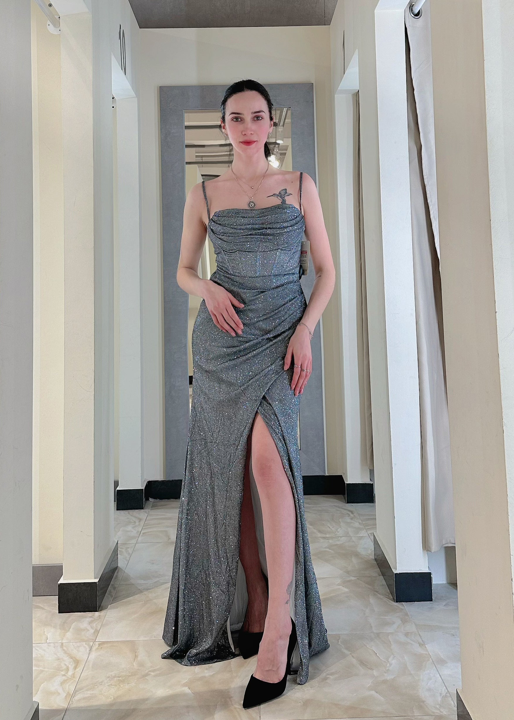 Abito lungo e scintillante da cerimonia con sottili spalline