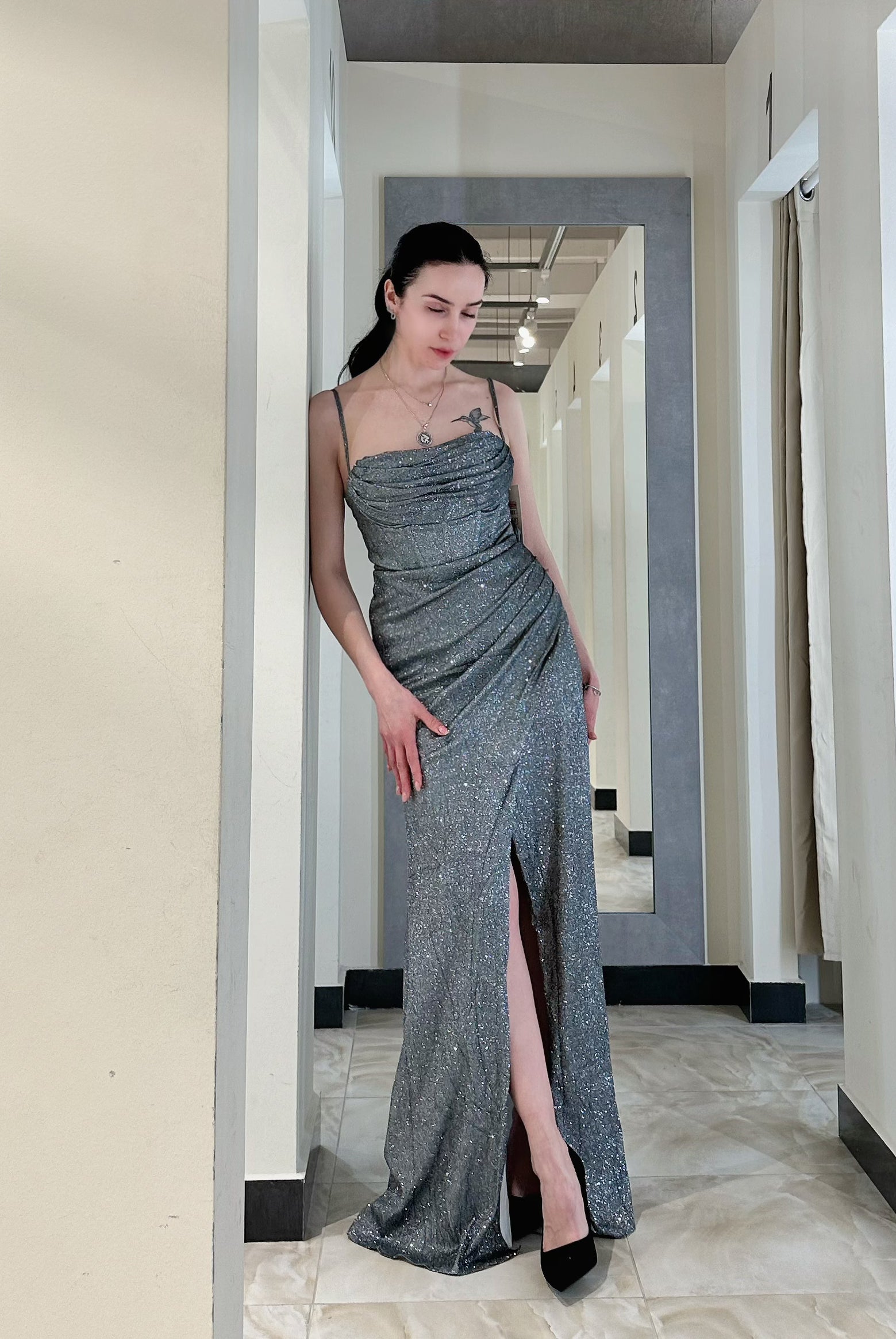 Abito lungo e scintillante da cerimonia con sottili spalline