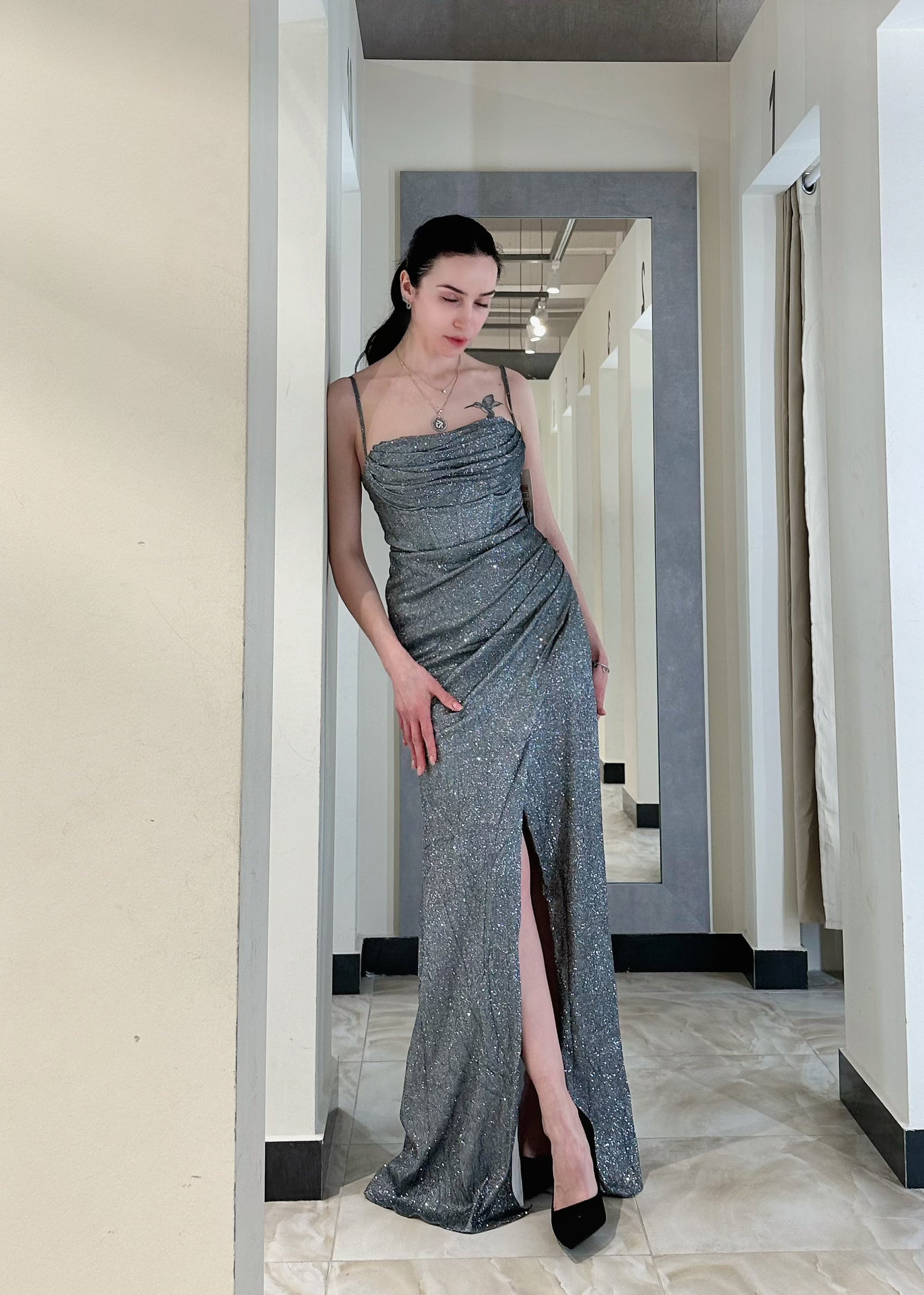 Abito lungo e scintillante da cerimonia con sottili spalline