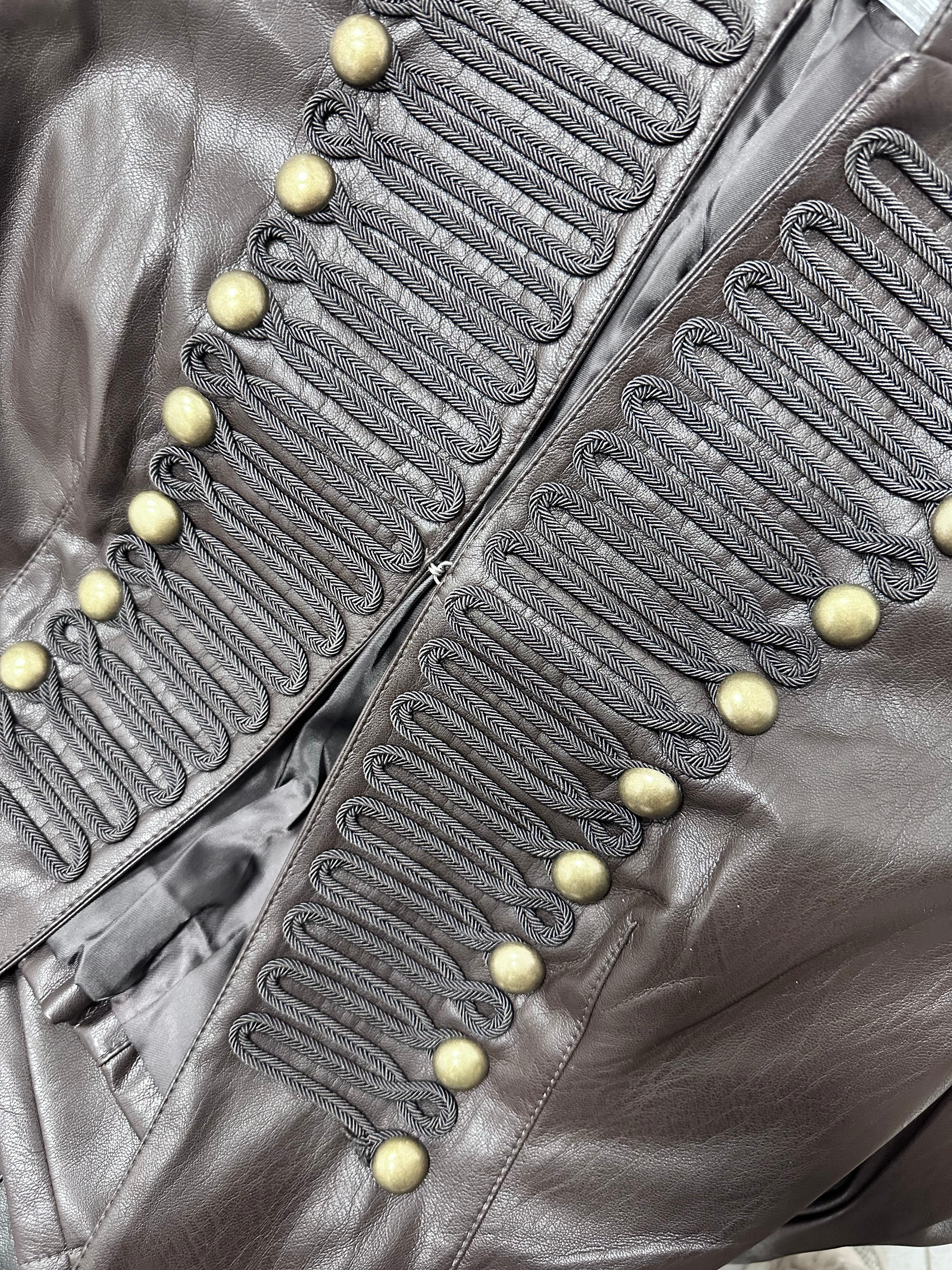 Giacca Corta Donna Effetto Pelle Stile Militare con Alamari 153