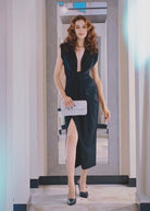 L'abito nero con spacco e il design scollato sono semplicemente sexy fino all'estremo.