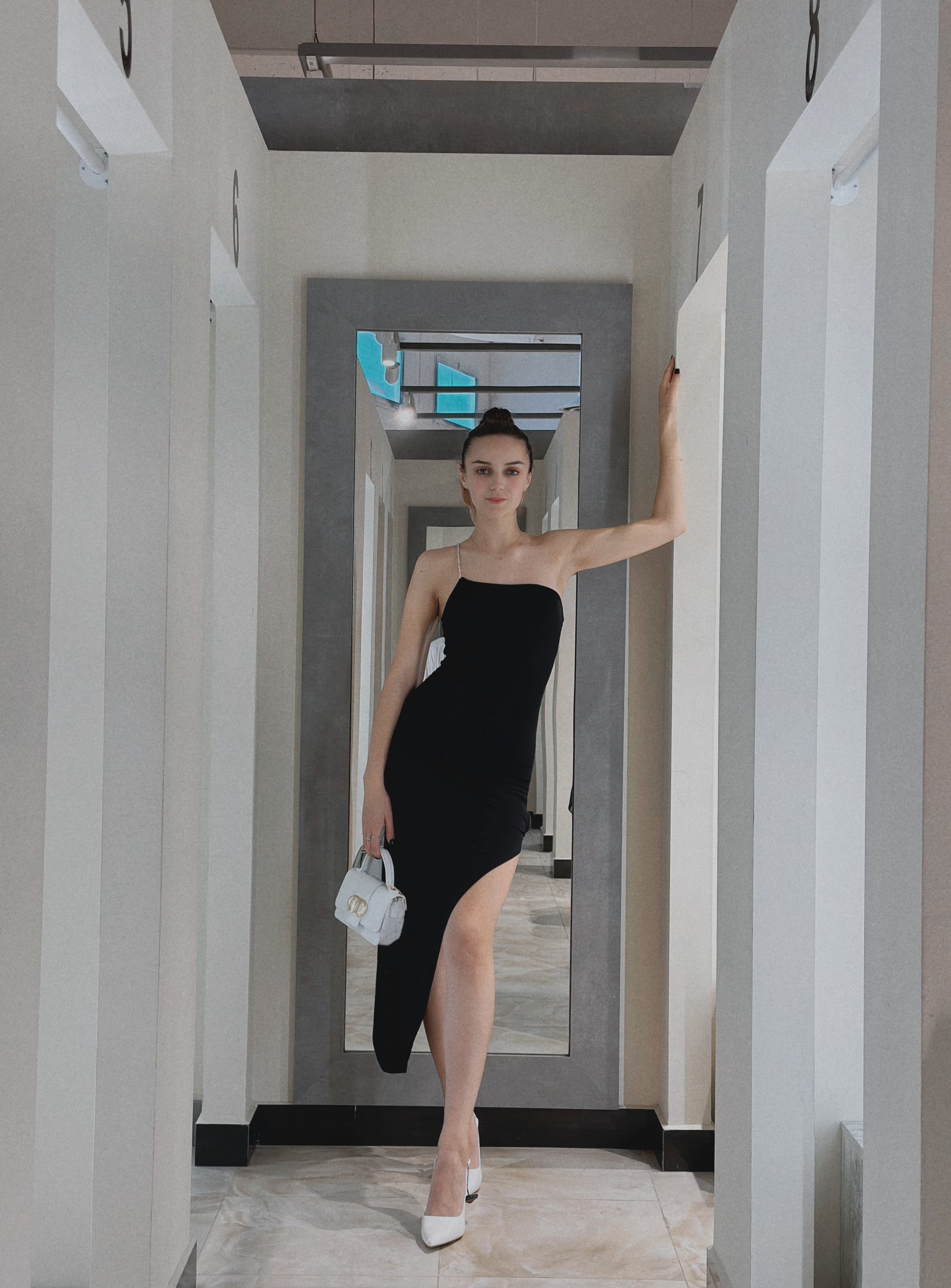 Classico abito con bretelle nero attillato e misterioso