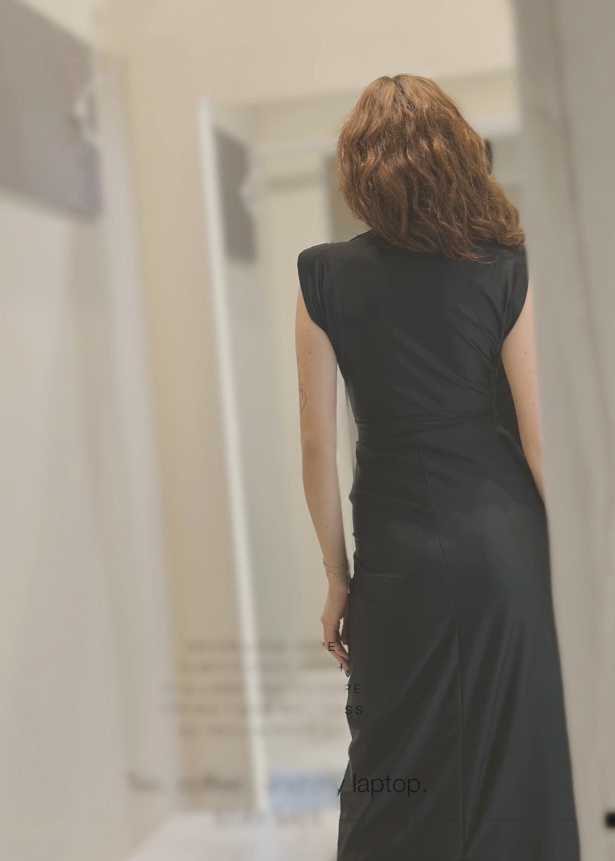 L'abito nero con spacco e il design scollato sono semplicemente sexy fino all'estremo.