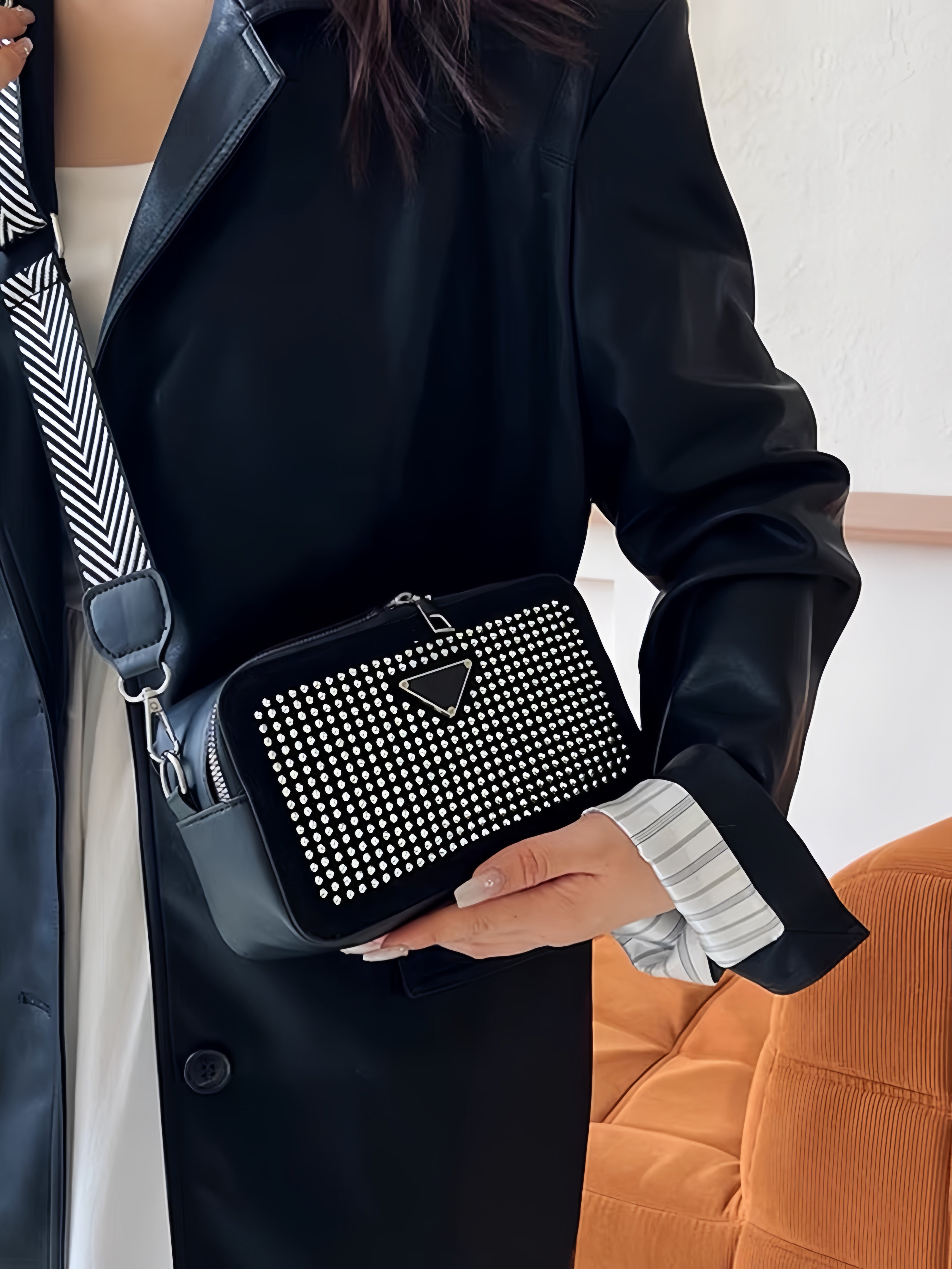 Borsa a tracolla a banda larga popolare borsa con strass con diamante brillante da donna 2024 nuova borsa per fotocamera con diamante alla moda borsa quadrata piccola a spalla singola