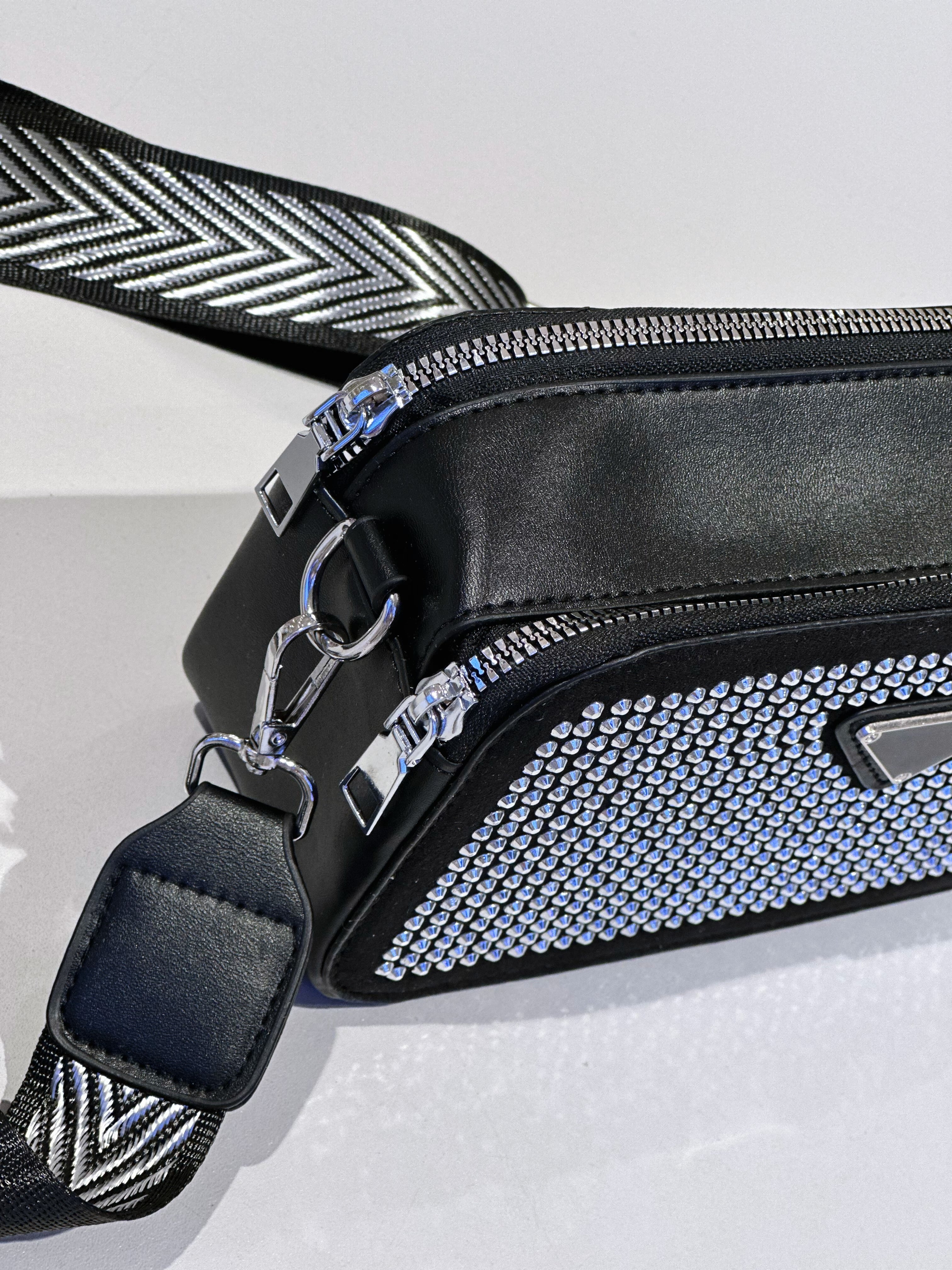 Borsa a tracolla a banda larga popolare borsa con strass con diamante brillante da donna 2024 nuova borsa per fotocamera con diamante alla moda borsa quadrata piccola a spalla singola