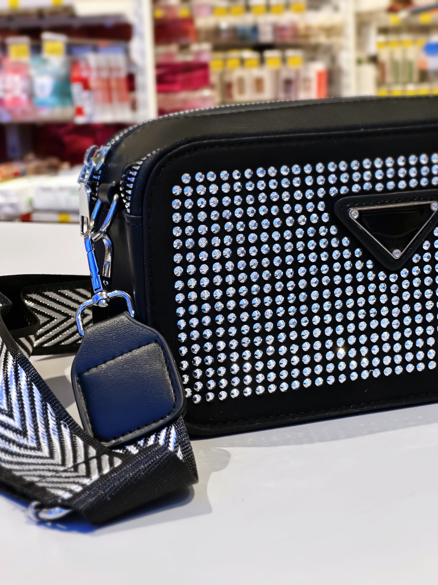Borsa a tracolla a banda larga popolare borsa con strass con diamante brillante da donna 2024 nuova borsa per fotocamera con diamante alla moda borsa quadrata piccola a spalla singola